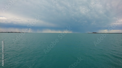 озеро уходящее за горизонт