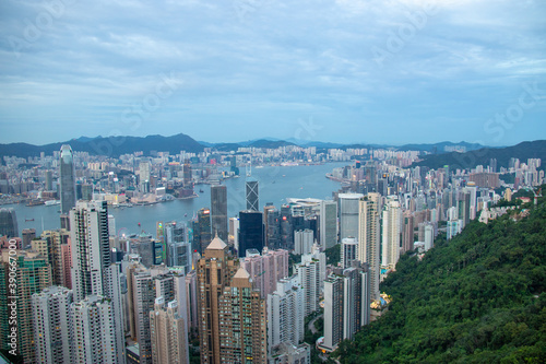 Baie et centre ville vue depuis le mont Victoria à Hong Kong © Atlantis