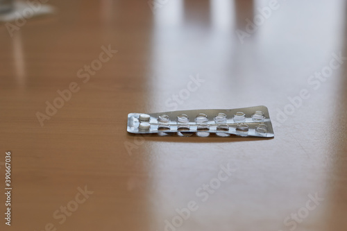 Tablettenriegel fast leer mit nur 2 Tabletten Medizin