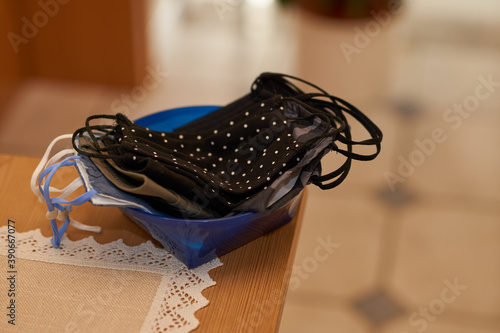 Schale mit Masken Mundschutz Stoffmaske wegen Corona