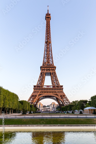 Fototapeta Naklejka Na Ścianę i Meble -  Eiffel Tower in Paris in the morning