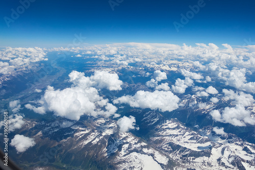 Über den Wolken mit blauem Himmel und schneebedeckten Berggipfeln