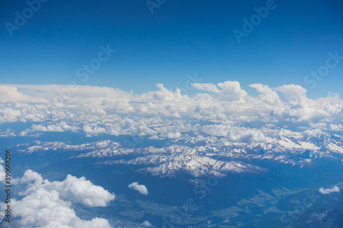 Über den Wolken mit blauem Himmel und schneebedeckten Berggipfeln