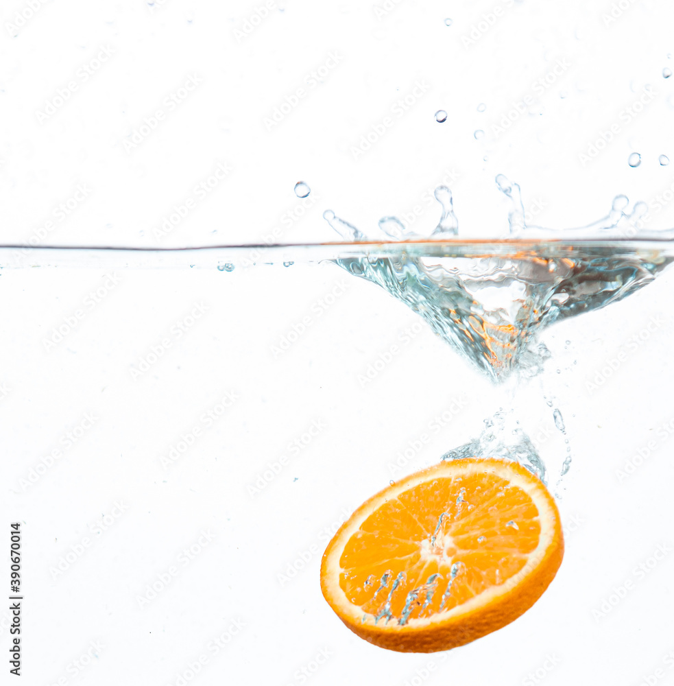 Fototapeta premium orange in water splash