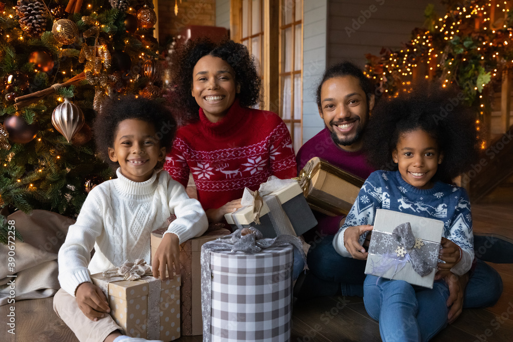 Happy African American Family Father Kids Daughter Son Pack Christmas Stock  Photo by ©evgenyataman 624194704