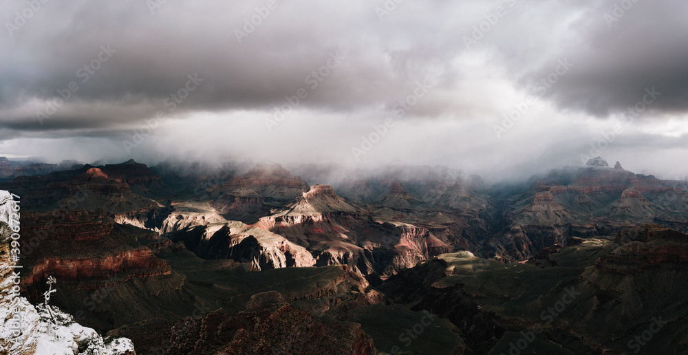 Fototapeta premium View from the top of Grand Canyon on a cloudy day