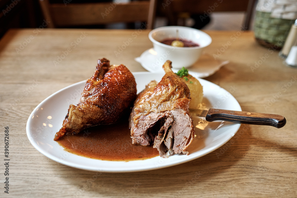 Gegrillte Ente zu Weihnachten mit Knödel und Blaukraut und Bier