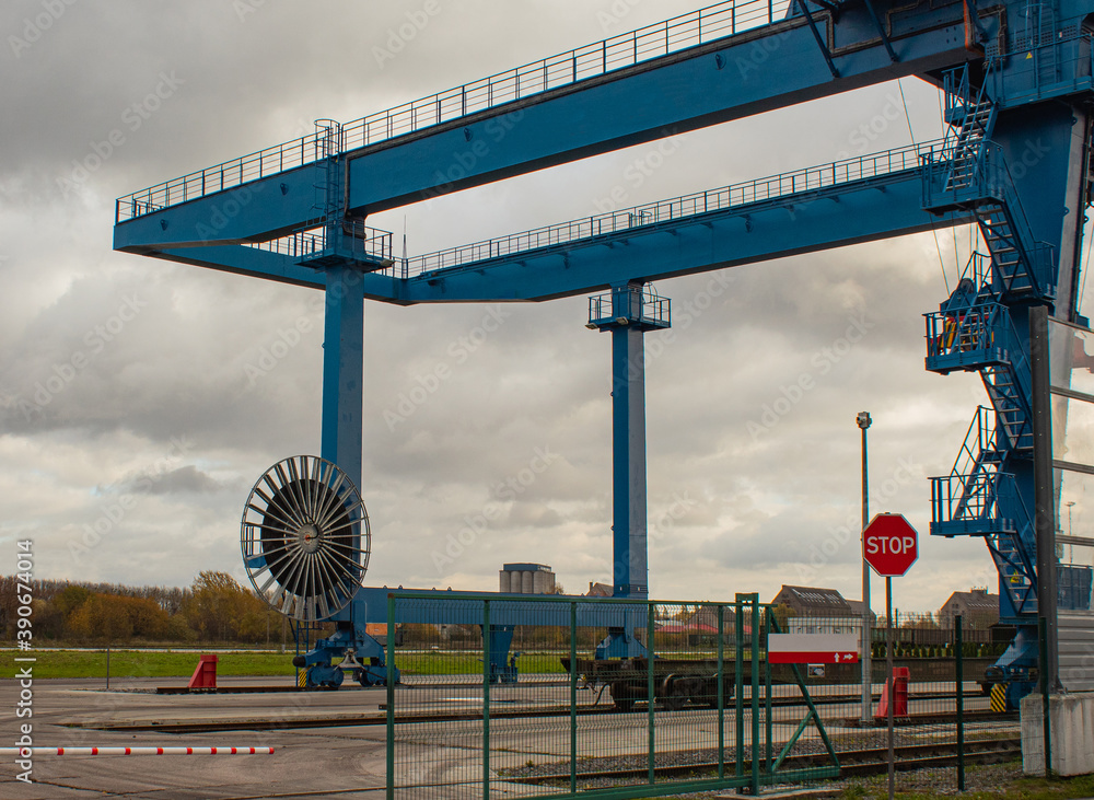 Construction cranes for coal transportation fenced Construction cranes for coal transportation fenced
