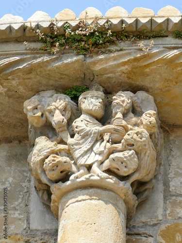 Sculpture décorative représentant Daniel dans la fosse aux lions attribuée au maître de Cabestany sur l’abside de l’ancienne cathédrale Saint-Papoul