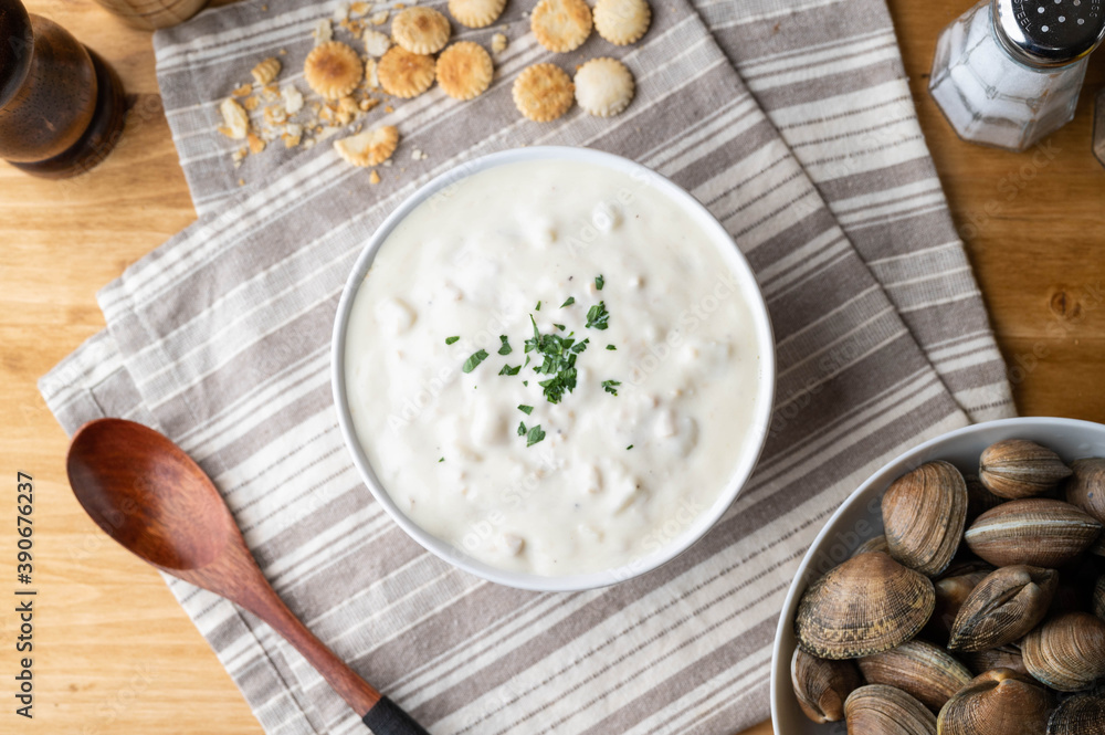 clam chowder with fresh clam and oyster cracker clam chowder with fresh clam and oyster cracker