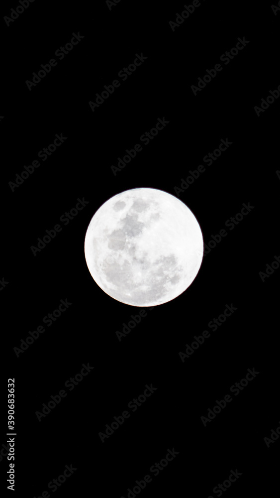 Full moon photography with a telephoto lens