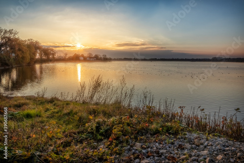 Sonnenuntergang   ber dem Stausee in Eching