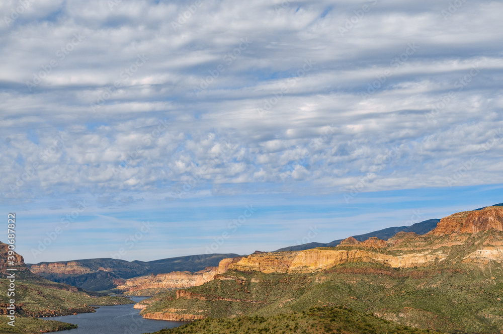 Obraz premium River Winding Through the Apache Trail