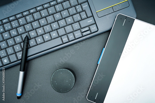 Teclado portátil para escribir equipo en color negro fondo oscuro photo