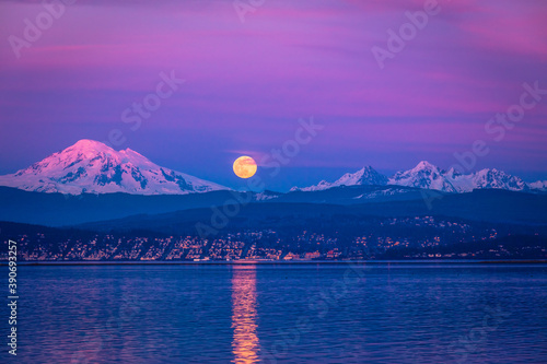 Obraz na płótnie Full Moon over Mt. Baker w salonie