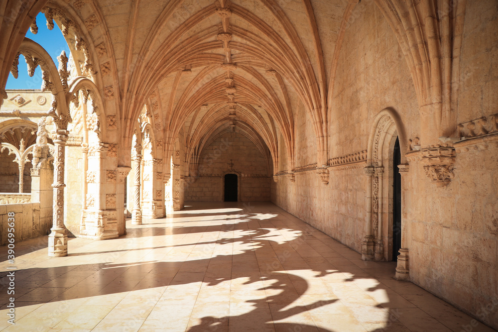 Obraz premium Archway of an old monastery. Cloisters of Jeronimos Monastery. Lisbon Portugal