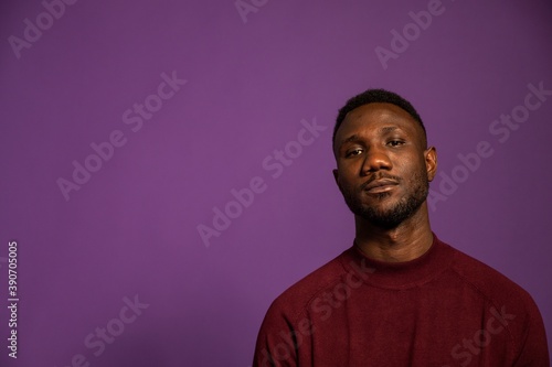 Foto Portrait of Black Man with Black Expression Looking at Camera