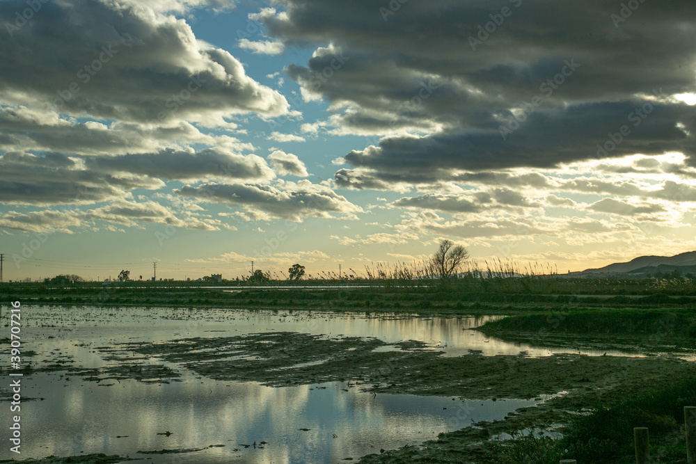Obraz premium Cielo de tormenta al anochecer en el Delta del Ebro, Cataluña, España
