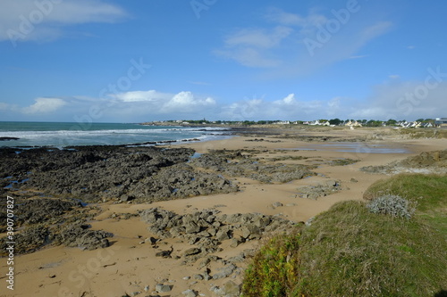 A small path in Batz sur mer in the west of France.