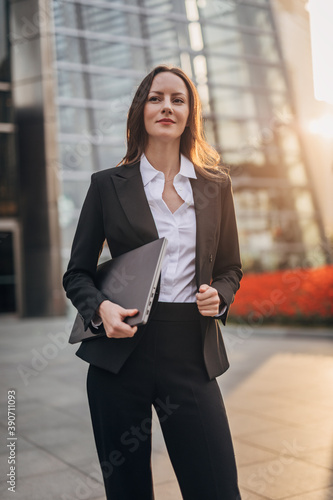 business woamn with laptop