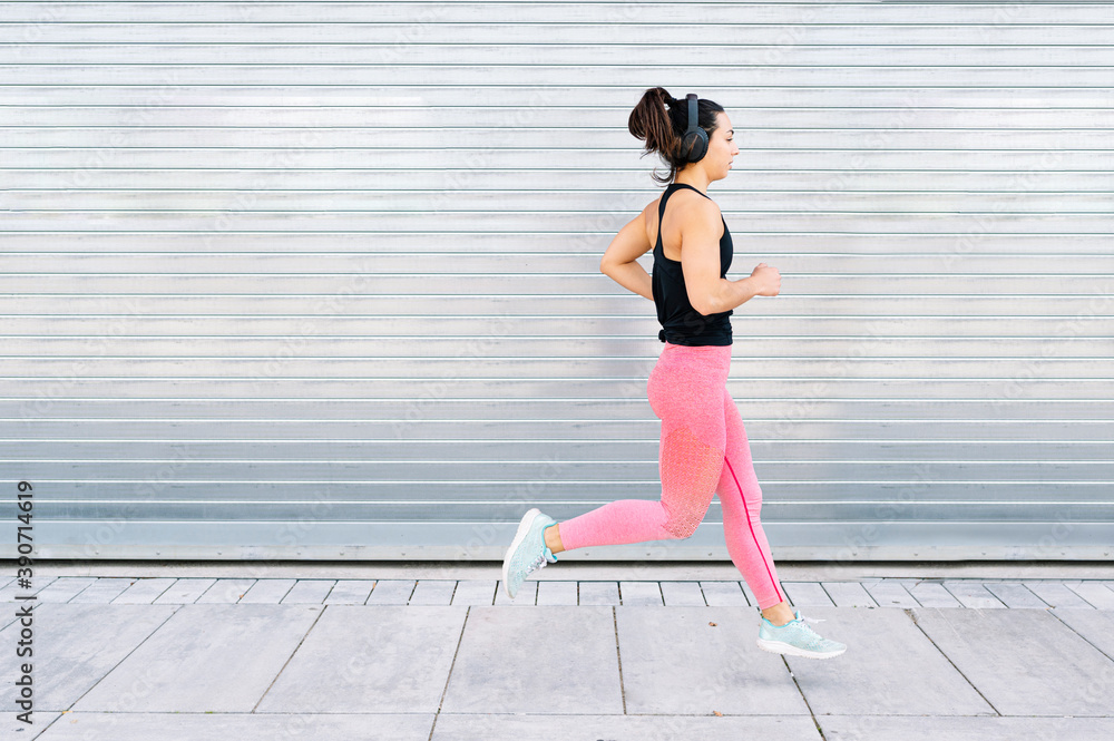 Obraz premium running girl in the street