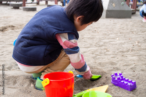 砂場で遊ぶ日本人の子供（幼稚園児） © kanahina