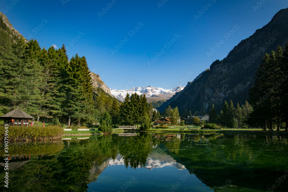 Fototapeta premium Lago en el valle de Aosta entre montañas. Gressoney St Jean.