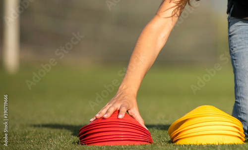 Mujer preparando el material de entrenamiento para deportistas