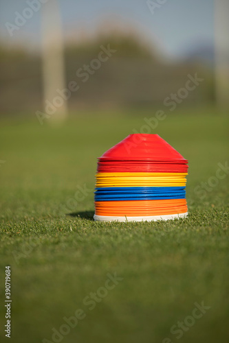 Conos coloridos para practicar deporte en el parque o en el colegio