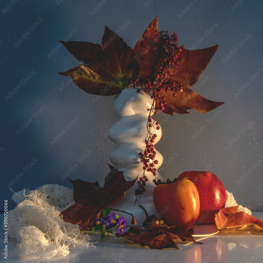 Nature morte avec vase, feuilles et baies de poivre aux couleurs de l'automne et des fêtes de fin d'année comme Noël Nature morte avec vase, feuilles et baies de poivre aux couleurs de l'automne et des fêtes de fin d'année comme Noël