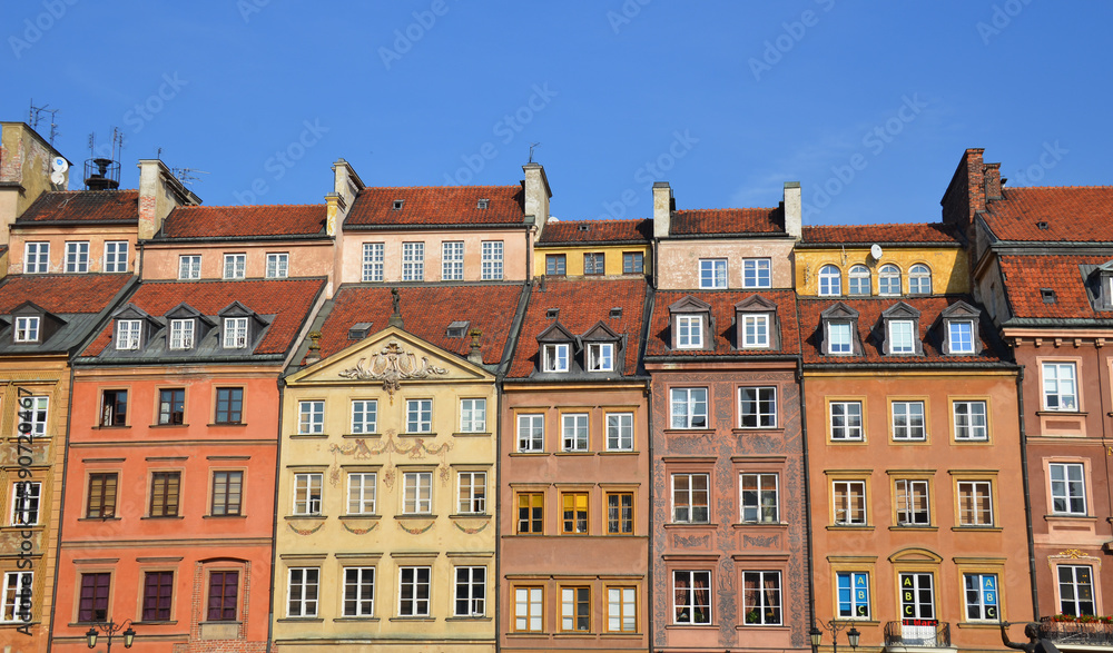 Vista de las fachadas de la plaza del mercado en el centro historico de Varsovia, Polonia