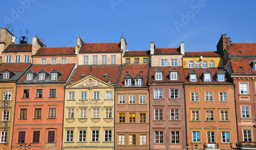 Vista de las fachadas de la plaza del mercado en el centro historico de Varsovia, Polonia