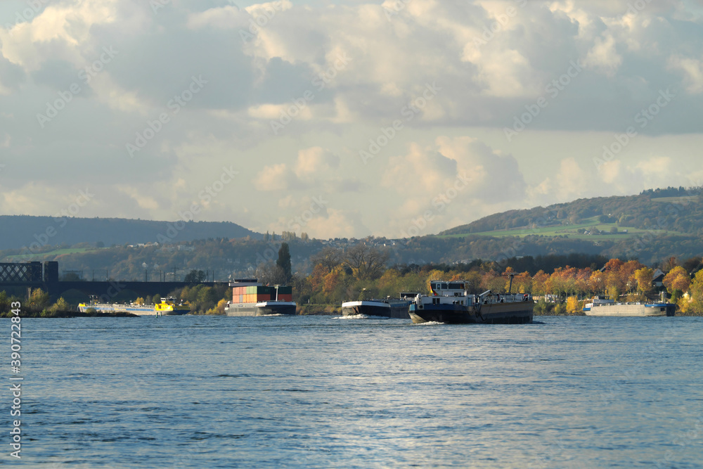 Panorama-Aufnahme von Frachtschiffen auf dem Rhein bei Bendorf in Rheinland-Pfalz im Herbst - Stockfoto