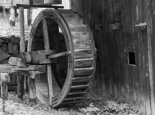 Photo SIBIU, ROMANIA - Oct 04, 2020: an old water mill at the Village Museum in Sibiu
