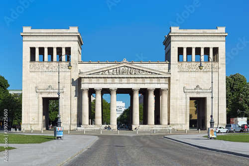Obraz na płótnie Propylaea at Konigsplatz square of Munich, Germany. It was built in 1854-1862 by Leo von Klenze as a memorial for the accession to the throne of Otto of Greece, a son of King Ludwig I of Bavaria. w salonie