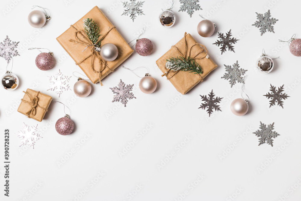 Obraz premium Christmas greeting card. Gift boxes and Christmas decorations layout on an isolated white background, top view. Flat lay