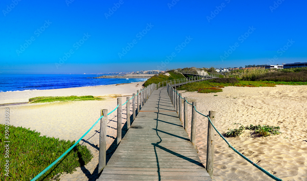 Hölzerner Gehweg an der Atlantikküste bei Vila Nova de Gaia - Portugal