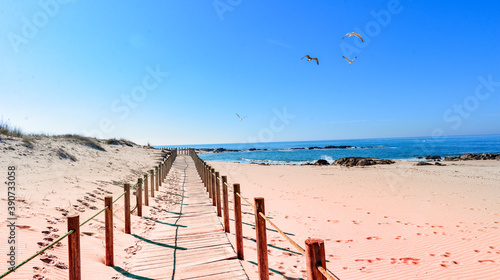 H  lzerner Gehweg an der Atlantikk  ste bei Vila Nova de Gaia - Portugal