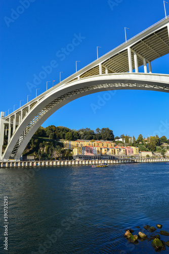 Ponte da Arrábida in Porto  © Ilhan Balta