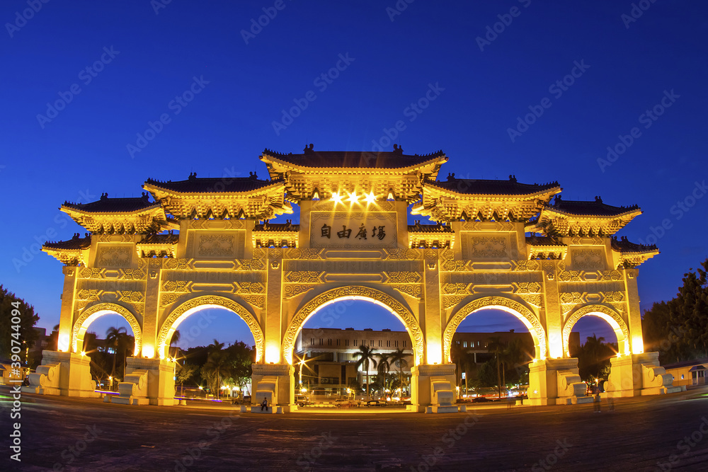 Naklejka premium Chiang Kai shek Memorial Hall Liberty Square Archway Night Lighting