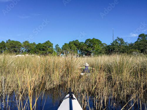 Fotografia a couple kayaking in the salt marsh on the Florida panhandle