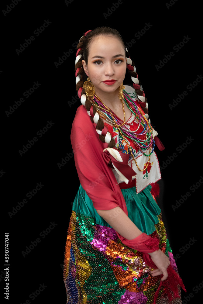 mujer latina vestida de china poblana folklor mexicano de puebla mexico con trenzas mulitcolores y rebozo rojo, collares de cuentas y falda bordada con lentejuelas y moños