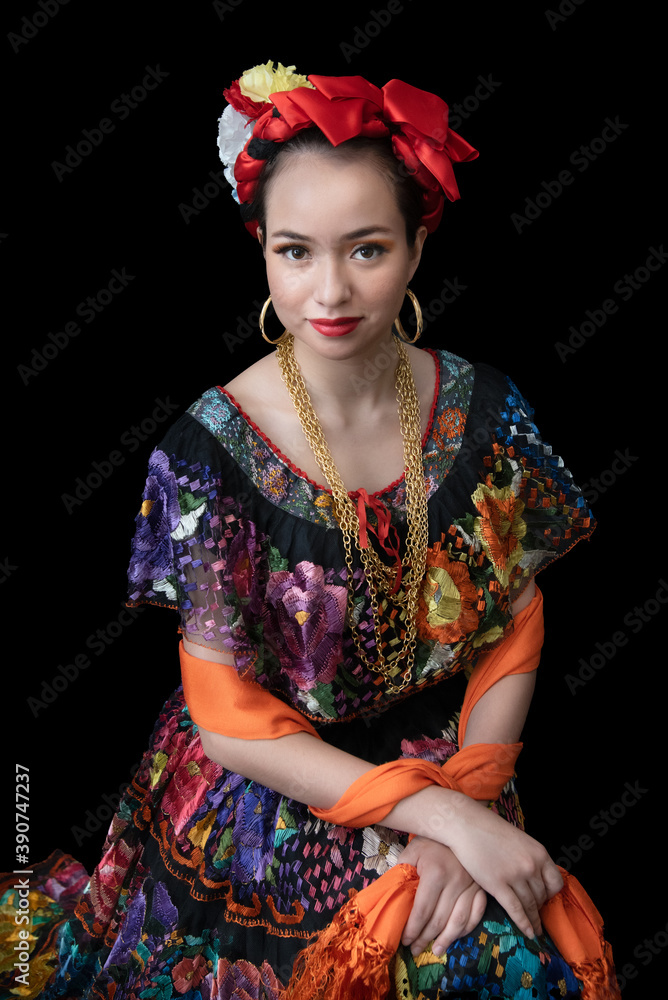 Foto de mujer chiapaneca con vestido floreado bordado a mano y rebozo  naranja, bailando folklor mexicano de chiapas mexico, trenza en color rojo  con cadenas de oro y artes dorados, una sonrisa
