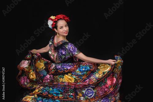Photography mujer chiapaneca con vestido floreado bordado a mano y rebozo naranja, bailando