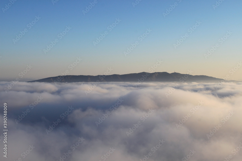 Vista de nubes con fondo de montaña