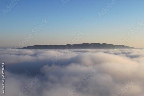 Vista de nubes con fondo de montaña