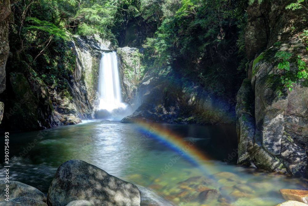 鳴沢の滝と虹