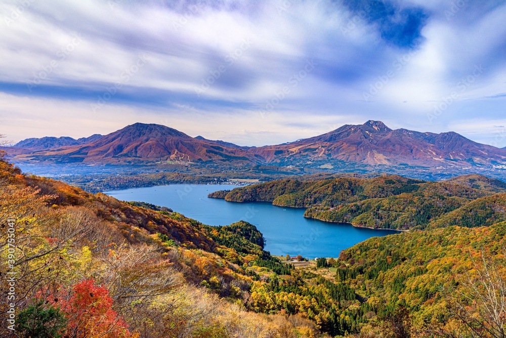 長野県・秋の妙高山と黒姫山と野尻湖の風景
