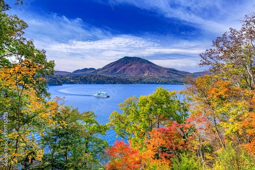 長野県・信濃町 秋の黒姫山と野尻湖の風景 photo