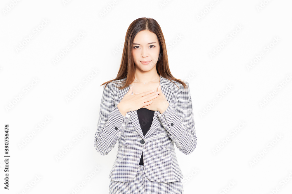 胸に手を当てるビジネスウーマン